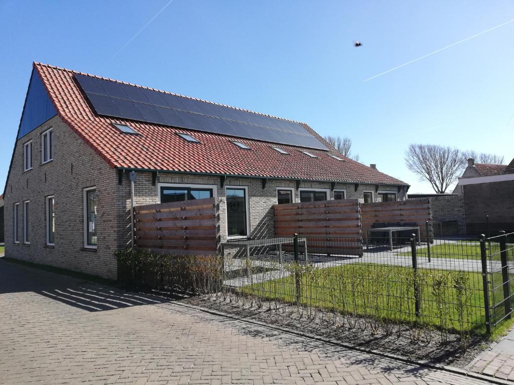 霍勒姆Paardenstal的顶部设有太阳能电池板的房子
