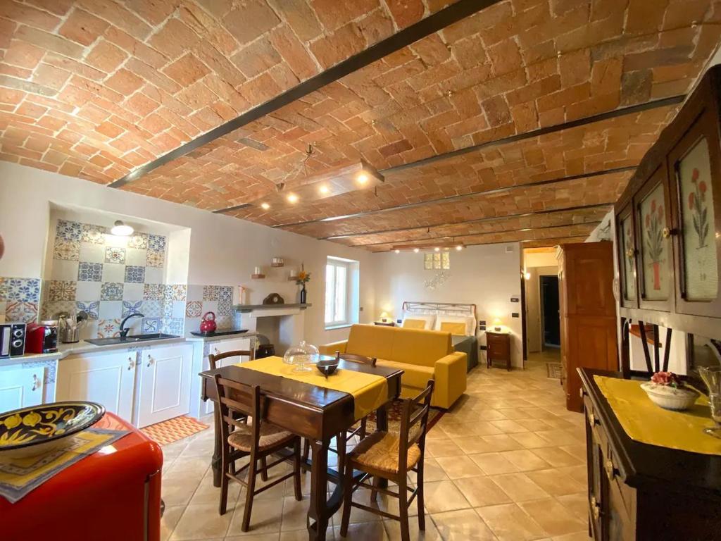 希尼奥Casa Vacanze Cascina Mombello的厨房以及带桌椅的用餐室。