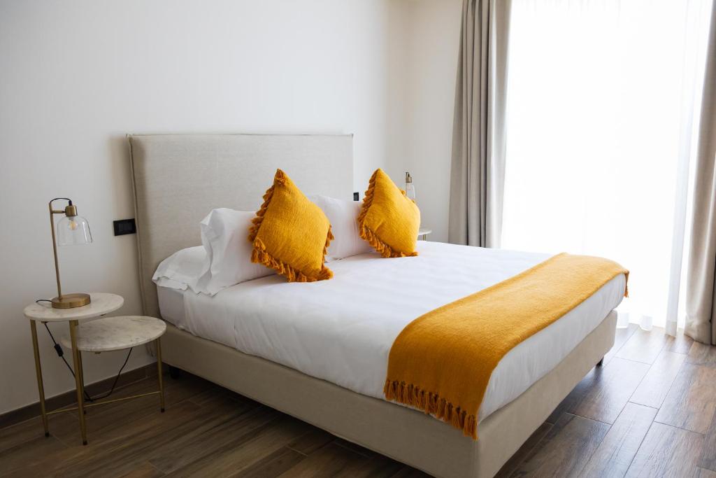 丰迪Casabianca Resort的一间卧室配有一张带黄色枕头的大床
