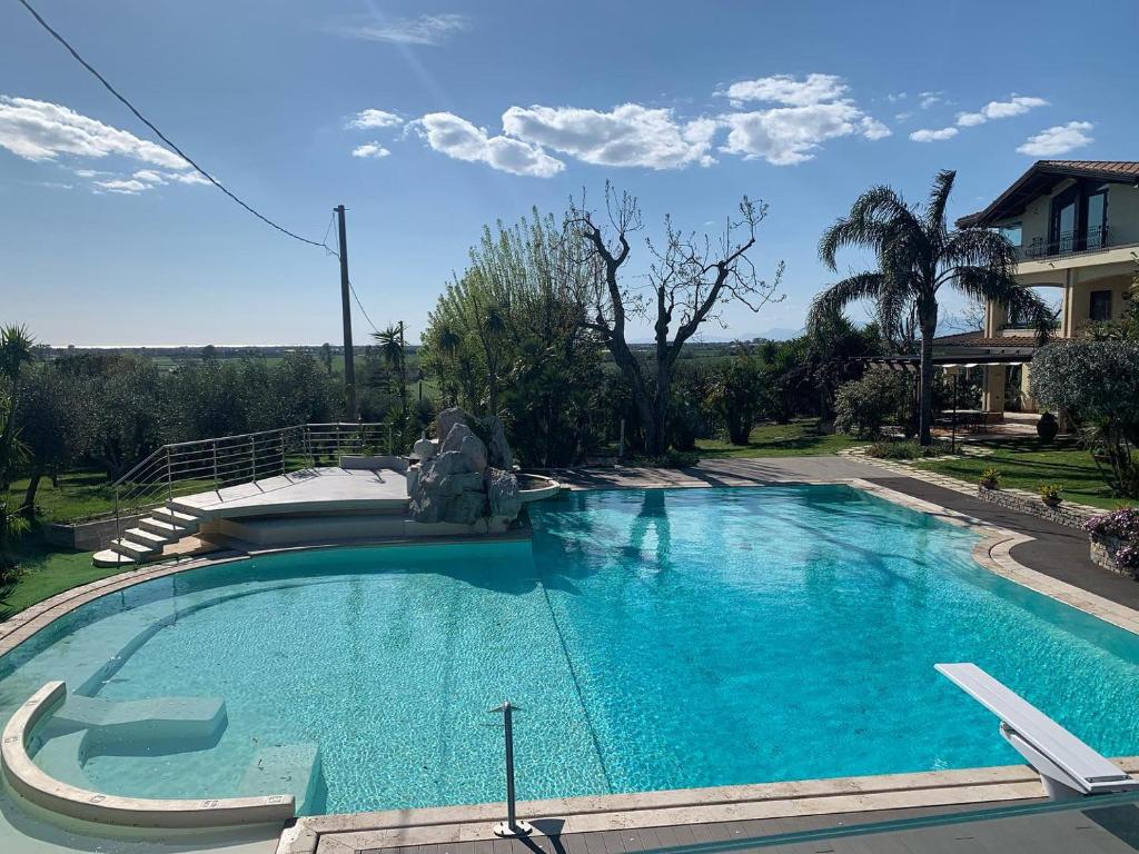卡帕乔-帕埃斯图姆Caputaquis的院子里的大型蓝色游泳池