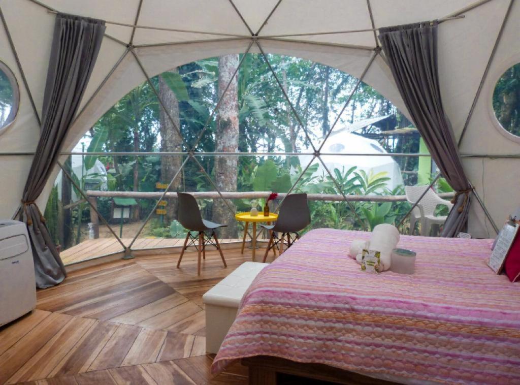 曼萨尼约Faith Glamping Dome Costa Rica的带桌椅的帐篷客房