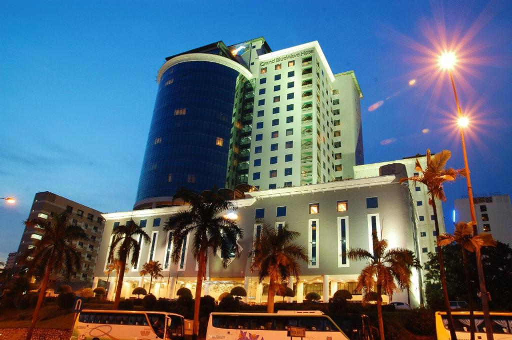 新山GBW酒店的一座棕榈树环绕的大建筑