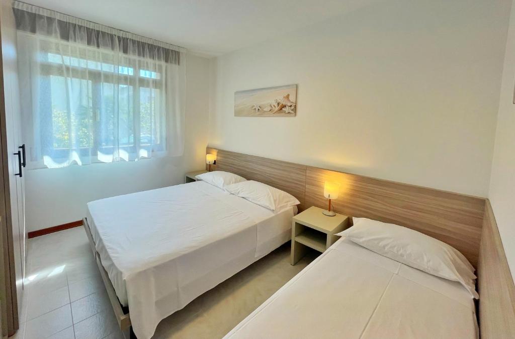 比比翁Villa Ivona的酒店客房设有两张床和窗户。