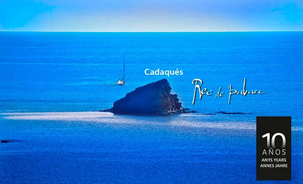 卡达克斯乐客帕劳别墅的海中一个岛屿的图片,有船