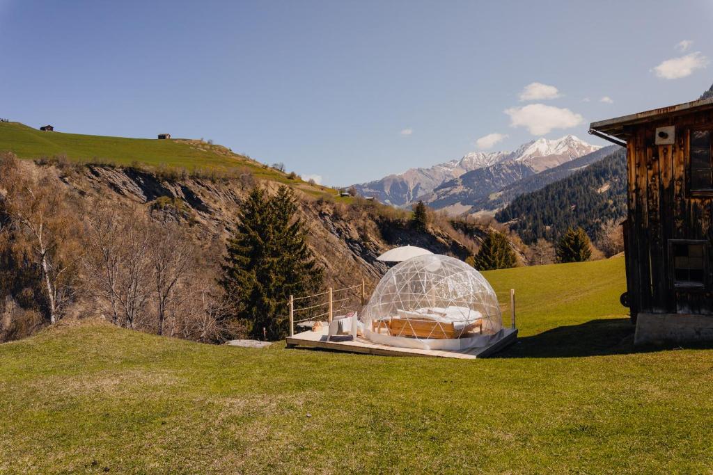 LumbreinBubble-Suite mit wunderschönem Blick的山丘上一个玻璃 ⁇ 顶,山底下有山