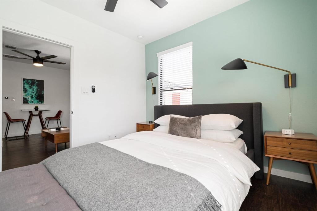 休斯顿Abode Houston - Montrose Downtown的一间卧室配有一张床和一张桌子及椅子