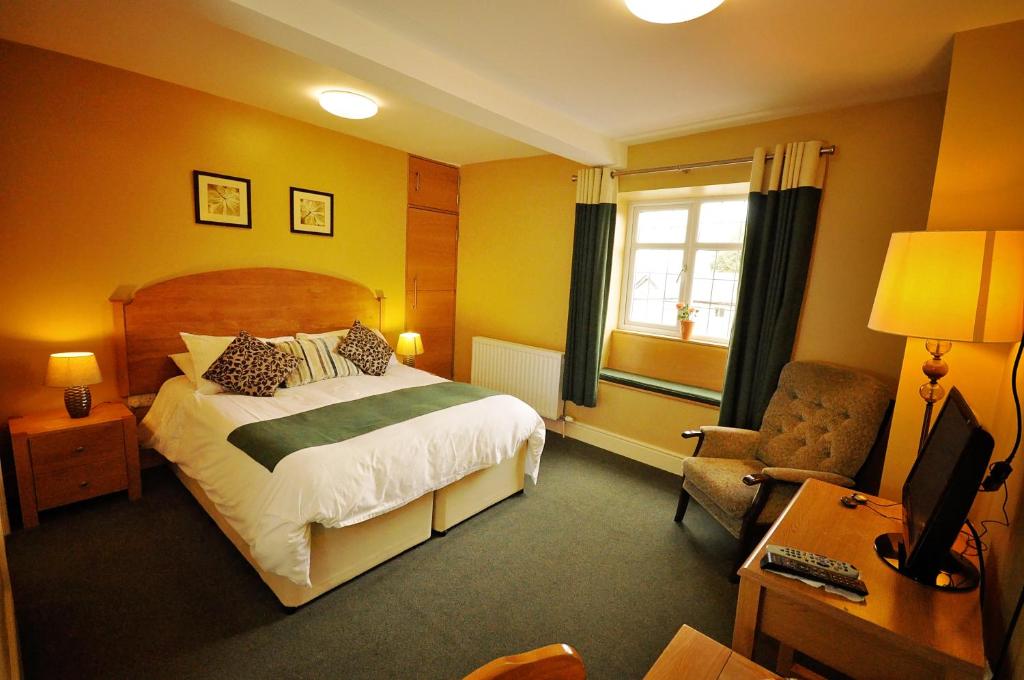 塔尔加斯卡斯特尔酒店的一间卧室配有一张床、一张桌子和一把椅子