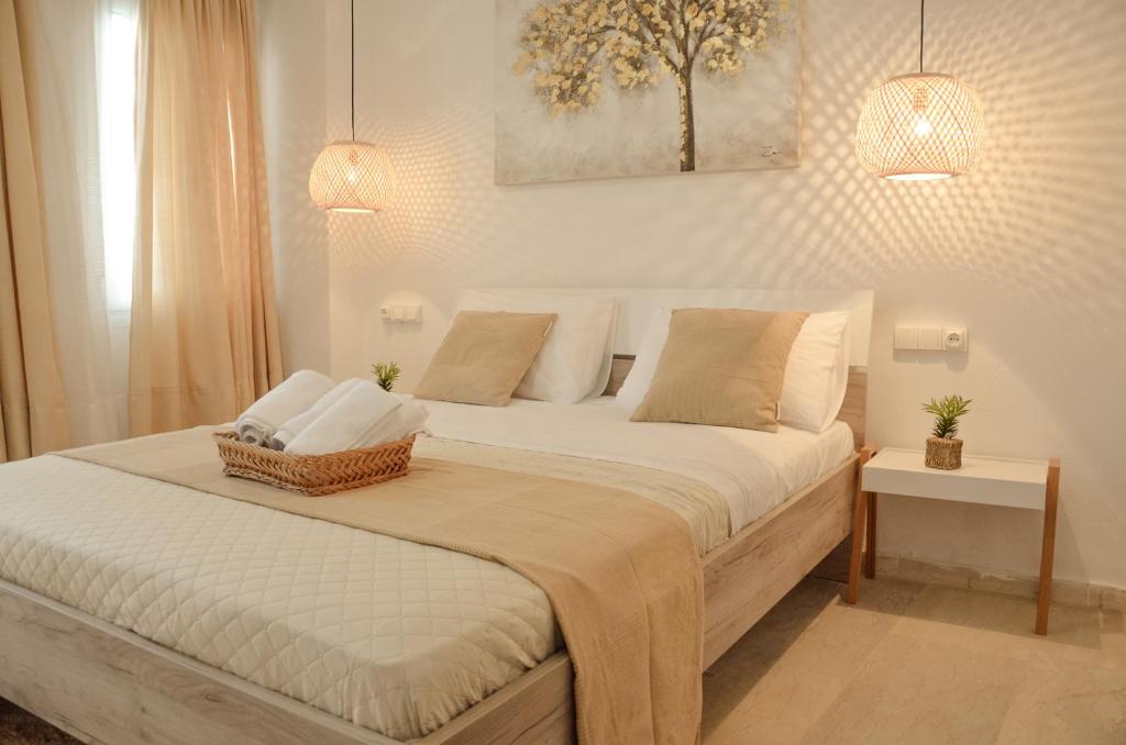 圣加利尼Vel Boutique Suites的卧室配有一张带白色床单和枕头的大床。