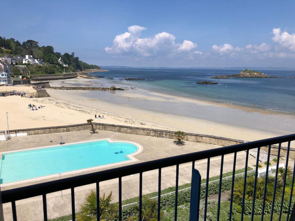 杜瓦讷内Très bel appartement vue mer avec piscine的享有海滩和游泳池的景色