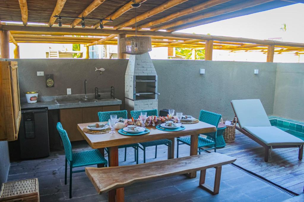 圣米格尔-杜斯米拉格里斯Casa Riacho的一个带厨房的庭院内的桌椅