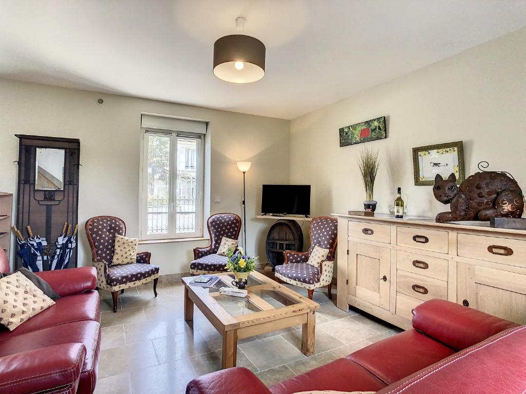 贝叶Le Chat Qui Veille的客厅配有沙发和桌子