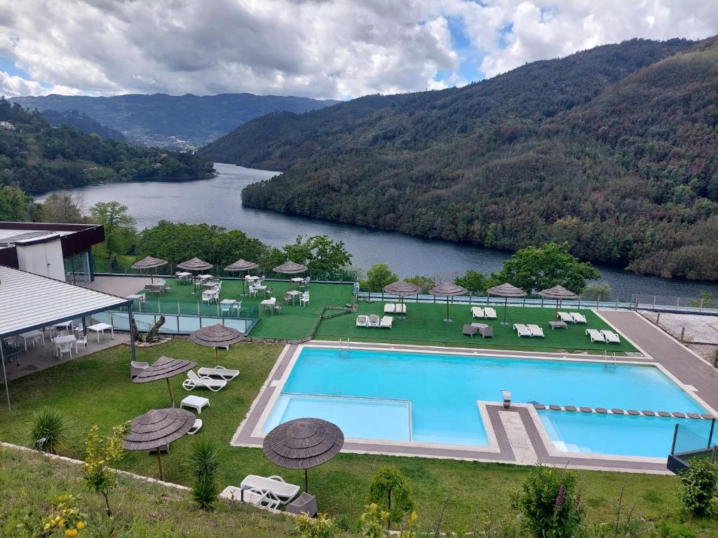 维埃拉·多米尼奥Dobau casas的一个带游泳池和河流的度假胜地