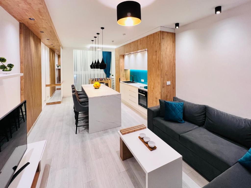 贝尔格莱德Vivio 2 Luxury Apartment的客厅配有沙发和桌子