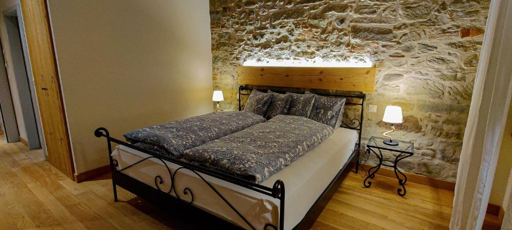 罗蒙Hôtel St-Georges Romont的卧室配有一张床铺,位于带墙壁的房间