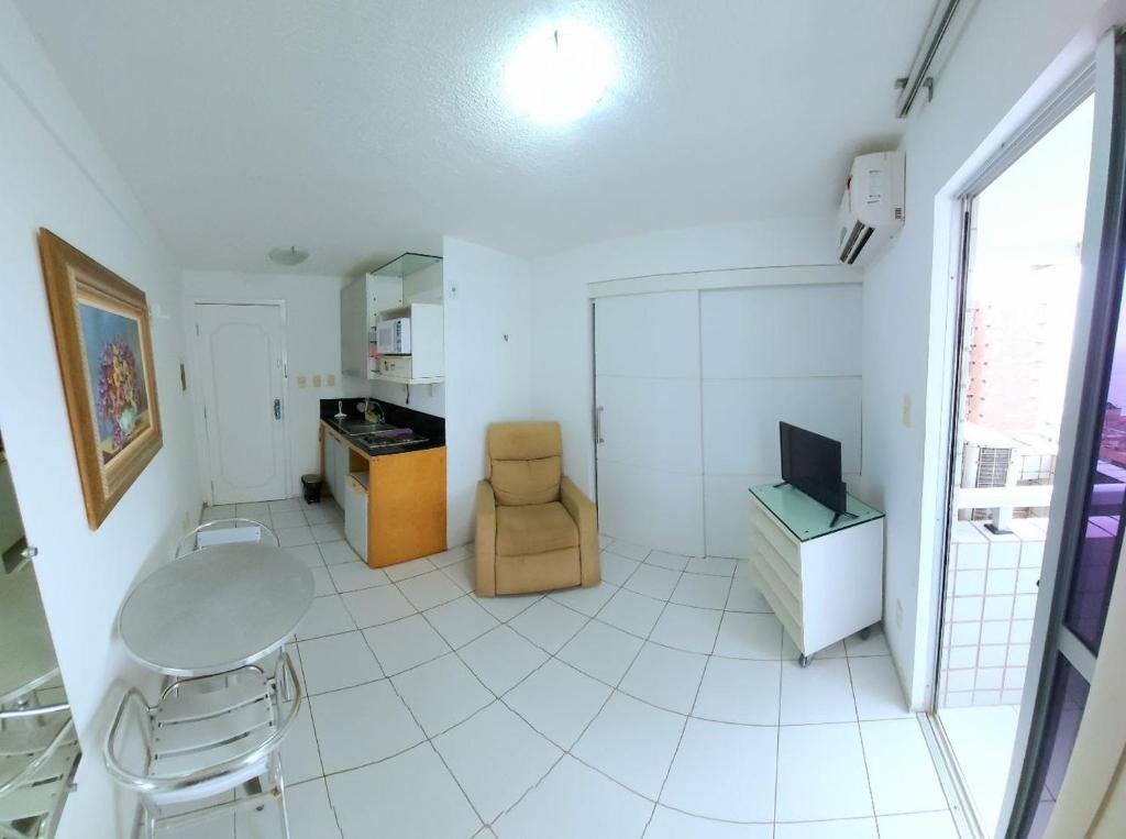 圣路易斯American Flat - Ponta D'areia - Ferreira Hospedagens的白色的客房配有桌子和椅子
