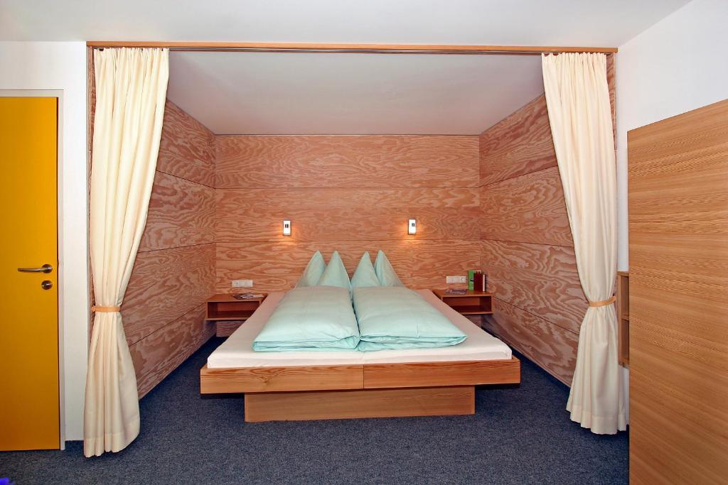 奥伯古格尔博赛公寓酒店的一间卧室配有一张带天蓬的床