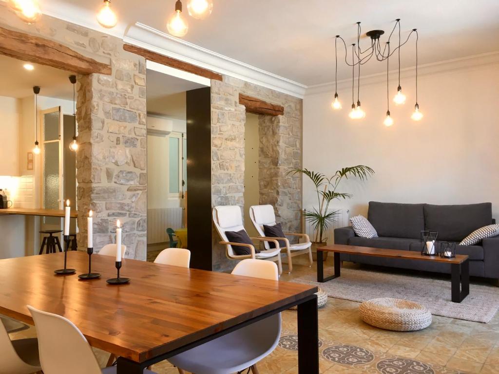 塔雷加L'ANTIGA的客厅配有木桌和椅子
