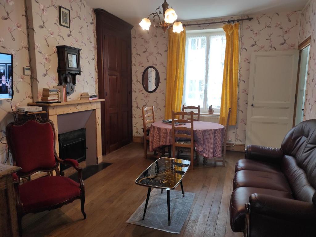 RevinGîte "La Maison"的客厅配有沙发和桌子