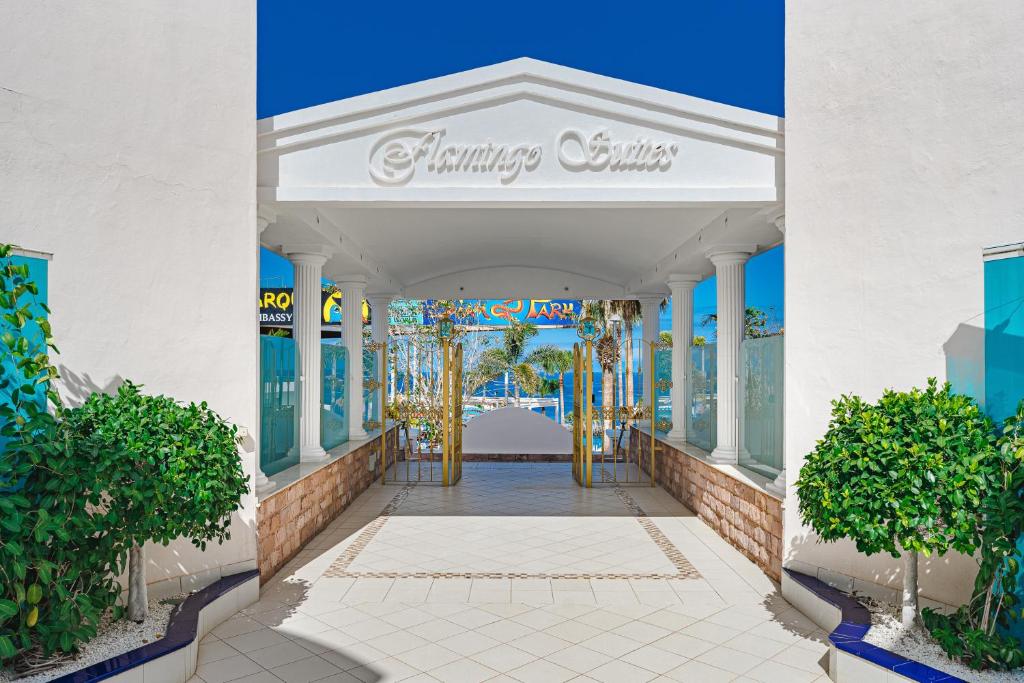 阿德耶Flamingo Suites Boutique Hotel的 ⁇ 染一个蜂蜜温泉度假村入口