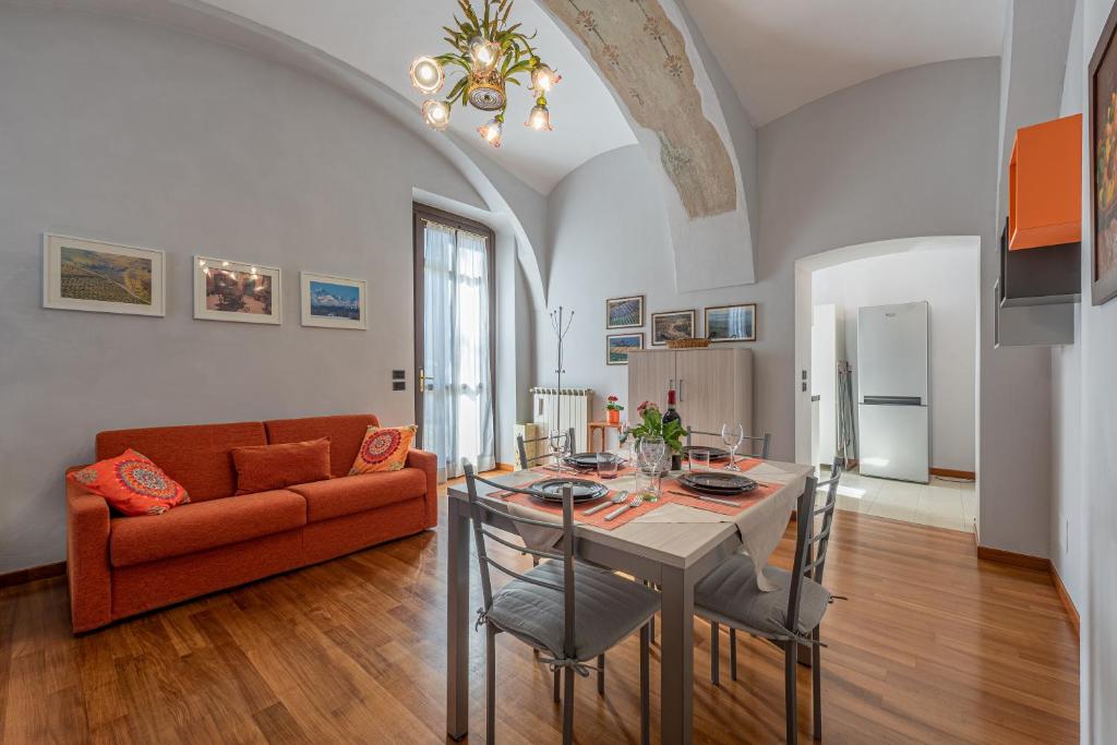 阿尔巴L'Antico Cedro Apartment的客厅配有桌子和沙发