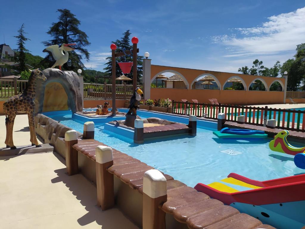 阿尔邦Camping Domaine de Senaud的游乐场设有带长颈鹿和滑梯的水上公园