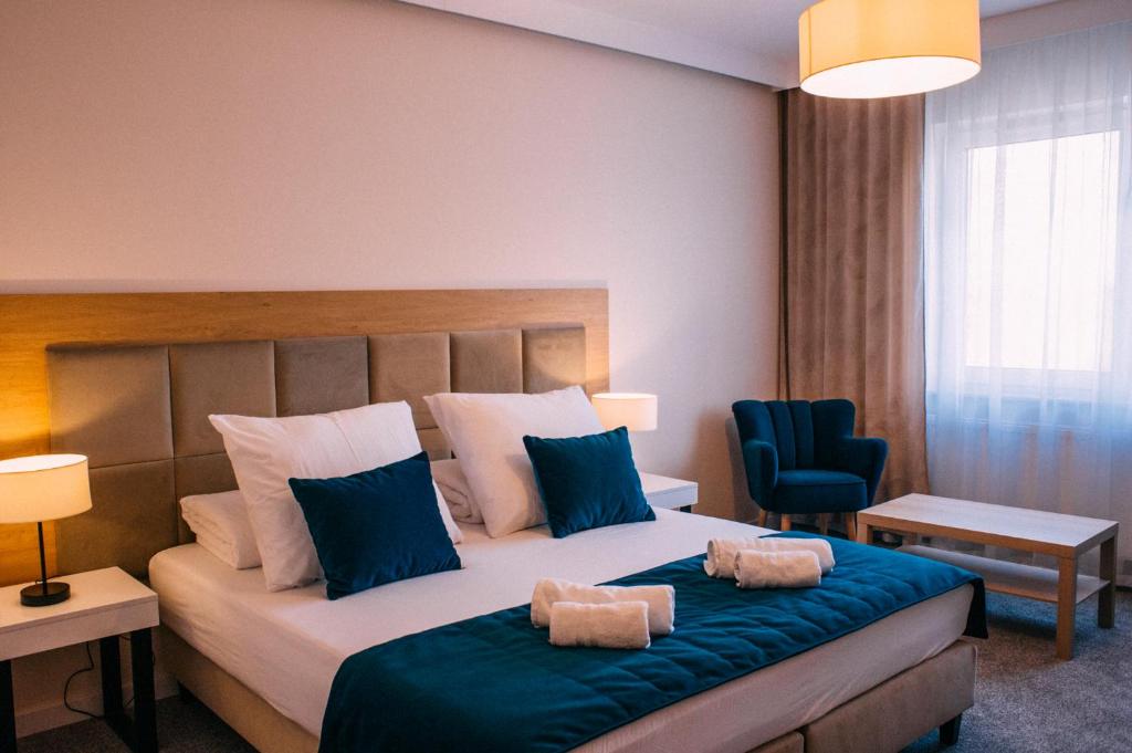 TopólkaJesionowa Noclegi的酒店客房,配有带两条毛巾的床