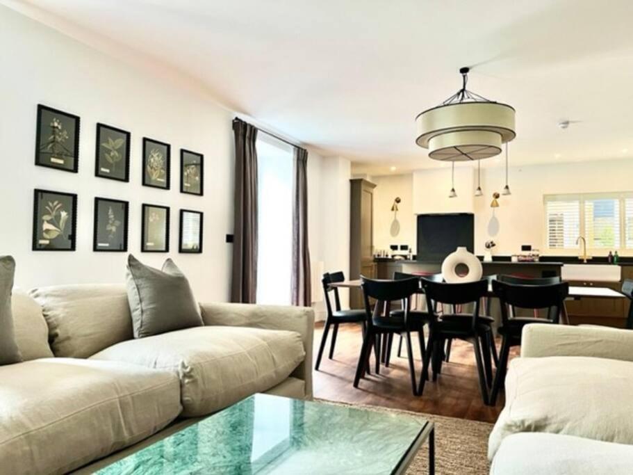 布里斯托Redland Suites - Apartment 1的客厅配有沙发和桌子