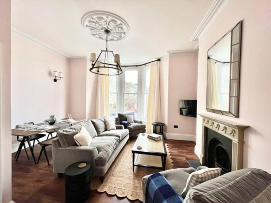 布里斯托Redland Suites - Apartment 4的客厅配有沙发和桌子