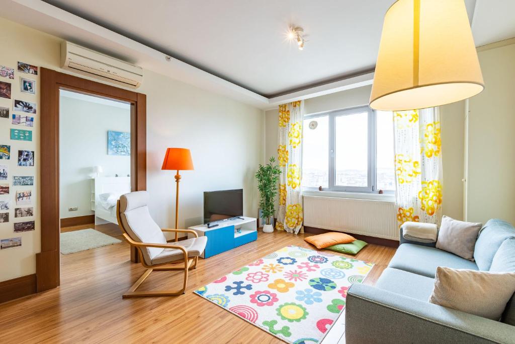 伊斯坦布尔Residance Flat With City View in Umraniye的客厅配有沙发和椅子