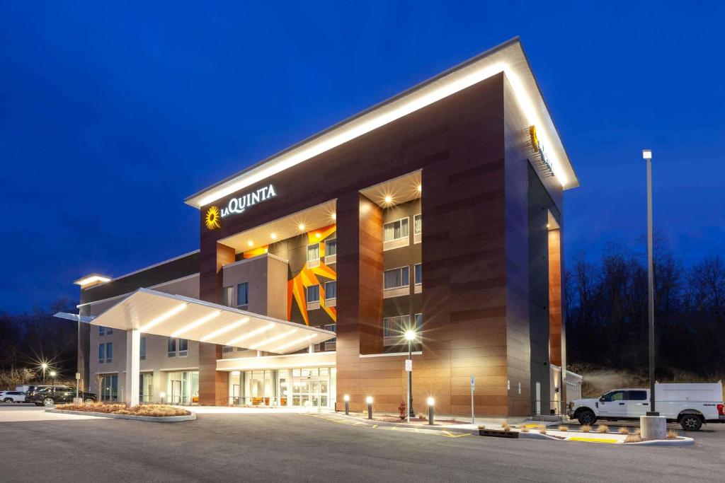 米德尔敦La Quinta Inn & Suites by Wyndham Middletown的建筑的侧面有标志