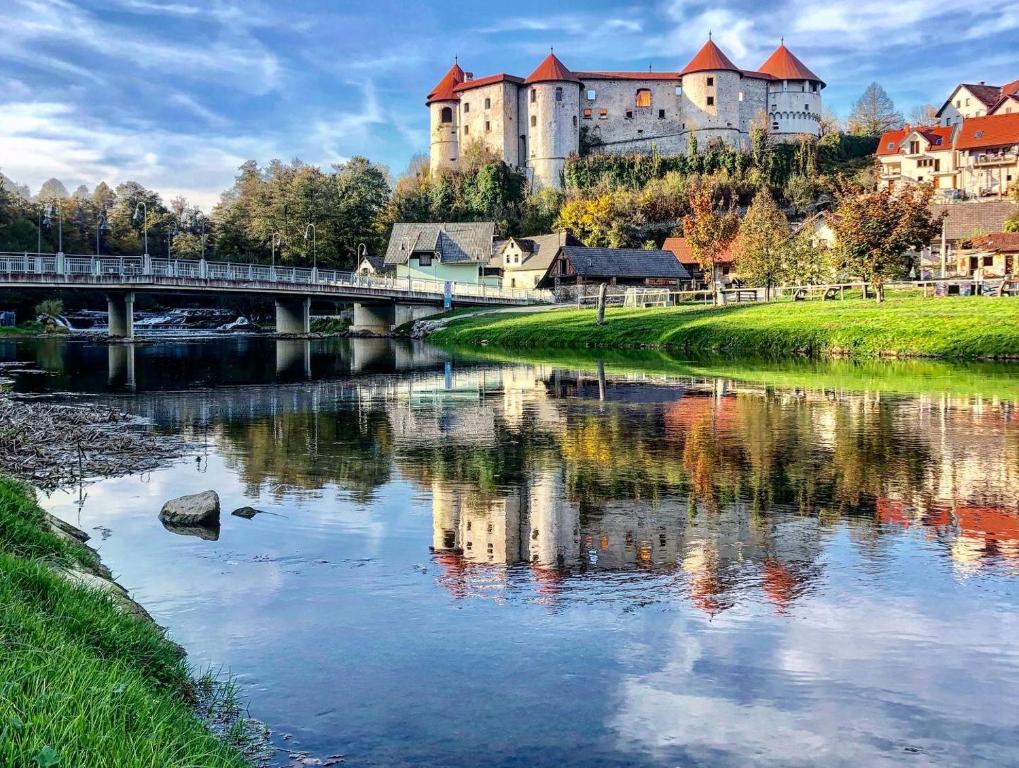ŽužemberkGostišče Koren的河畔小山上的城堡