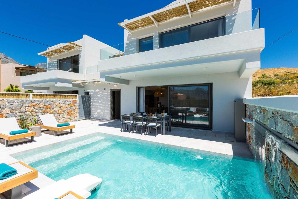 普拉基亚斯Villa Smili-Naiades/3 bedrooms, luxury, beachfront的别墅前设有游泳池