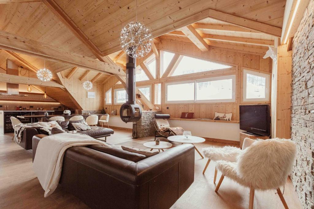 蒙热内夫尔Chalet Kabane, NEUF, pied des pistes et garage的带沙发和电视的客厅