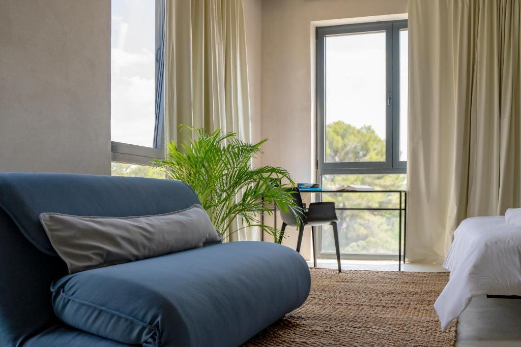 科尔丘拉Moro Inn的客厅配有蓝色的沙发和床。