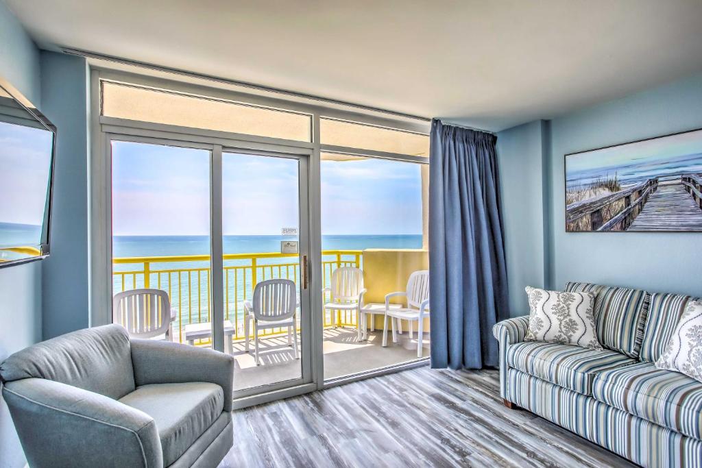 默特尔比奇Beachside Retreat North Myrtle Beach Condo!的带沙发的客厅和海景阳台。
