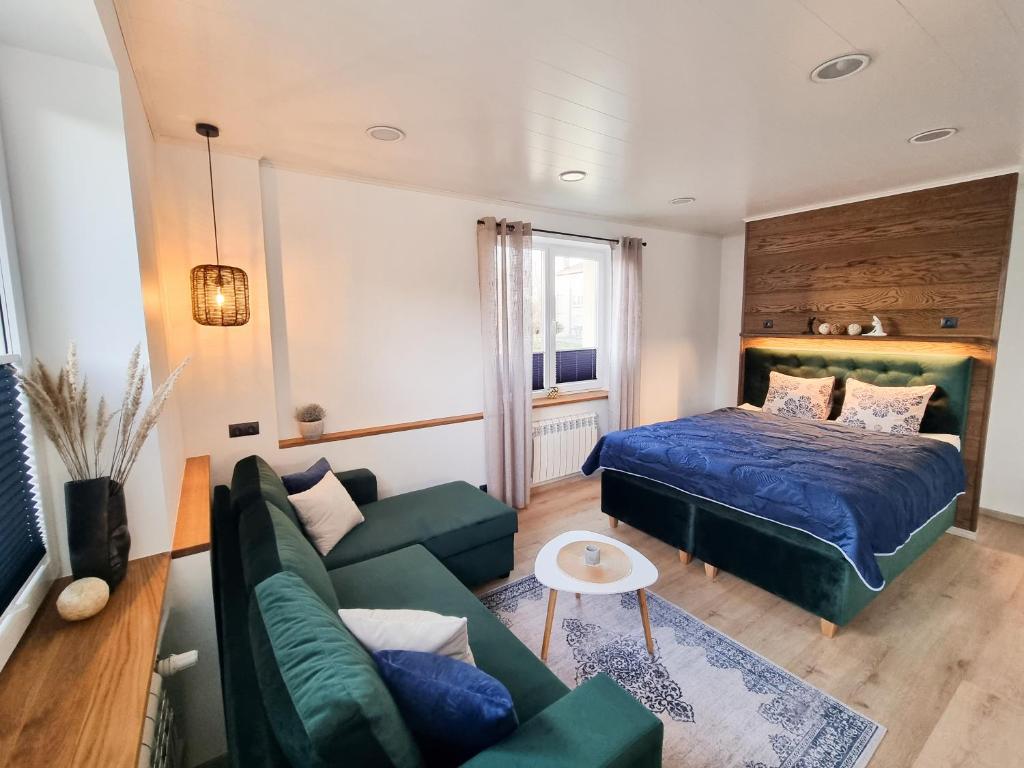哈普萨卢Kristella Kesklinna Apartment的客厅配有床和沙发