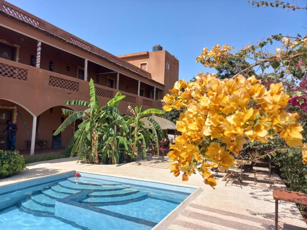 土巴迪亚劳比格博凯旅舍的挂在游泳池上的一束黄色花