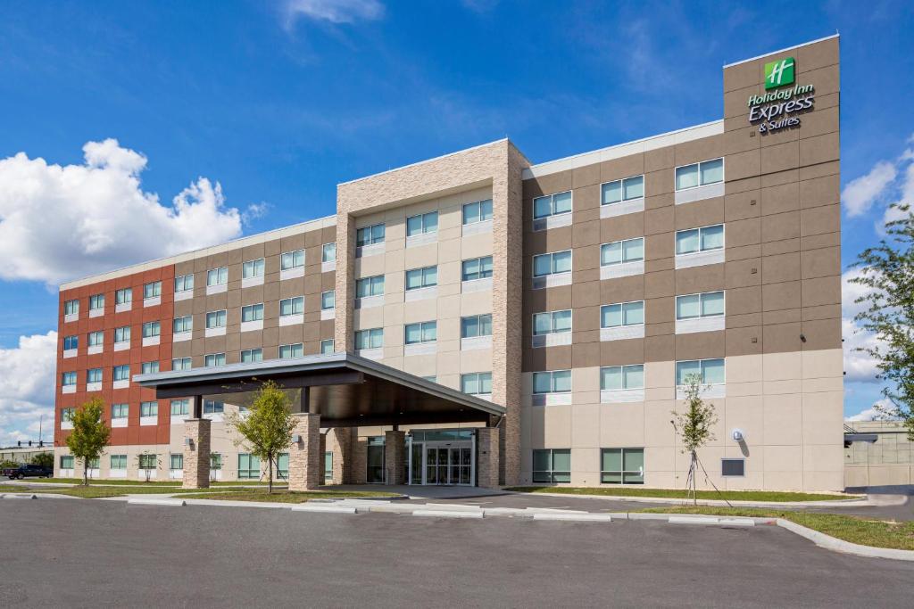 桑福德Holiday Inn Express & Suites Sanford - Lake Mary, an IHG Hotel的酒店大楼的 ⁇ 染