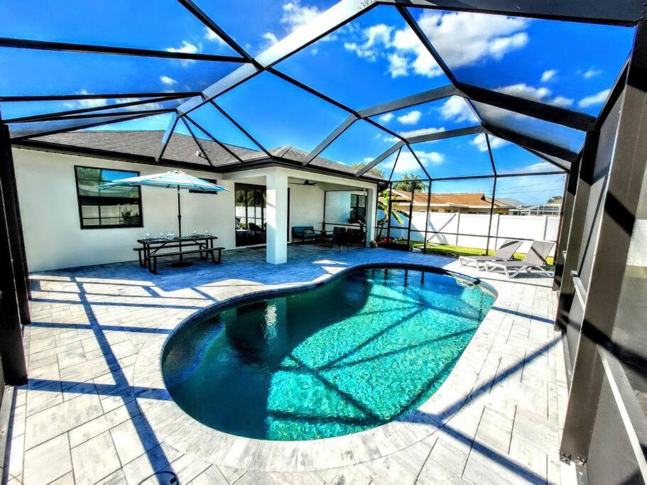 珊瑚角Blue Door Retreat - Luxury Pool Home - sleeps 8的庭院中间的游泳池