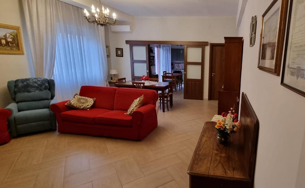 锡拉库扎Casa Lucia的客厅配有红色的沙发和桌子