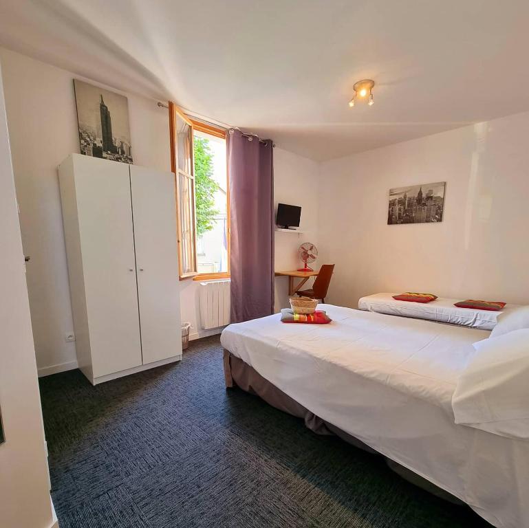 拉尔布雷勒特米努斯酒店的一间卧室设有两张床和大窗户