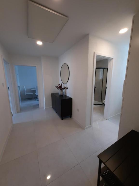 利普托斯基米库拉斯apartmán Filloména的白色的客厅配有镜子和梳妆台