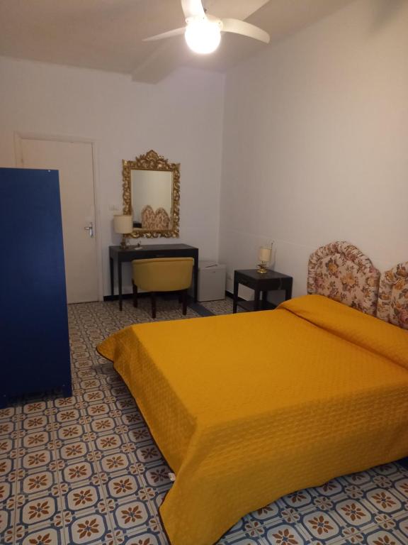 博纳索拉Curpi de Ma的一间卧室配有黄色的床和一张书桌