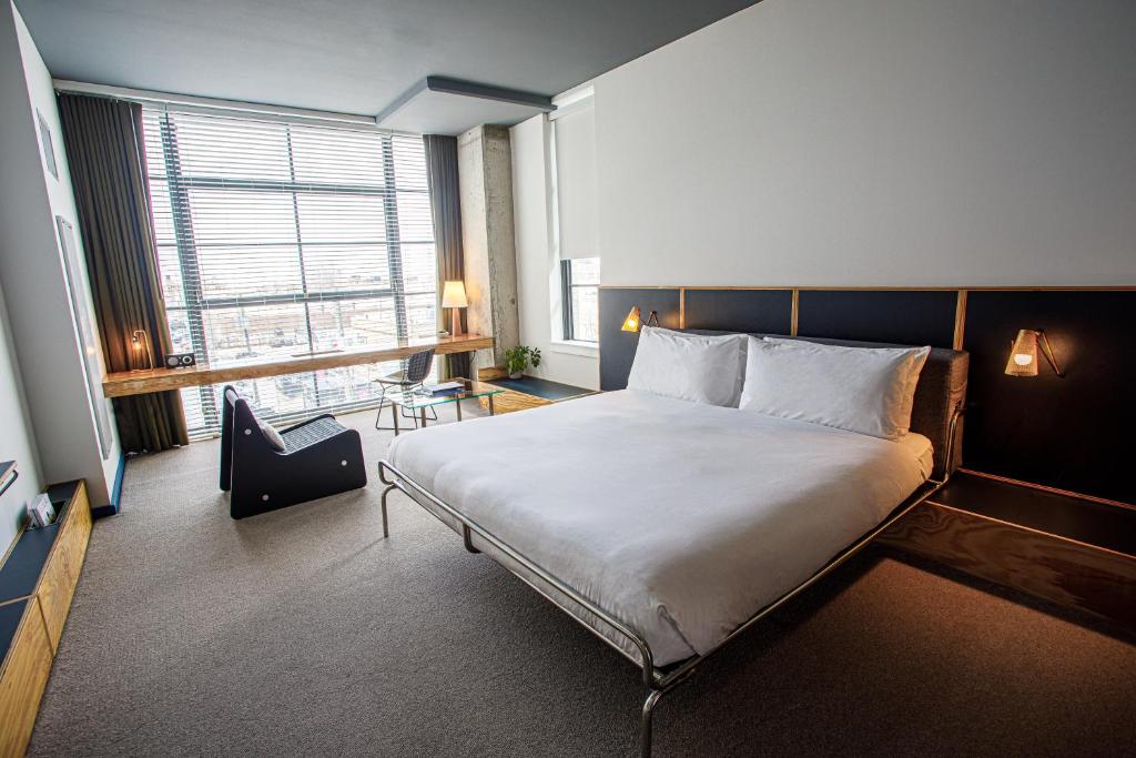 芝加哥The Emily Hotel的一间卧室设有一张大床和一个大窗户