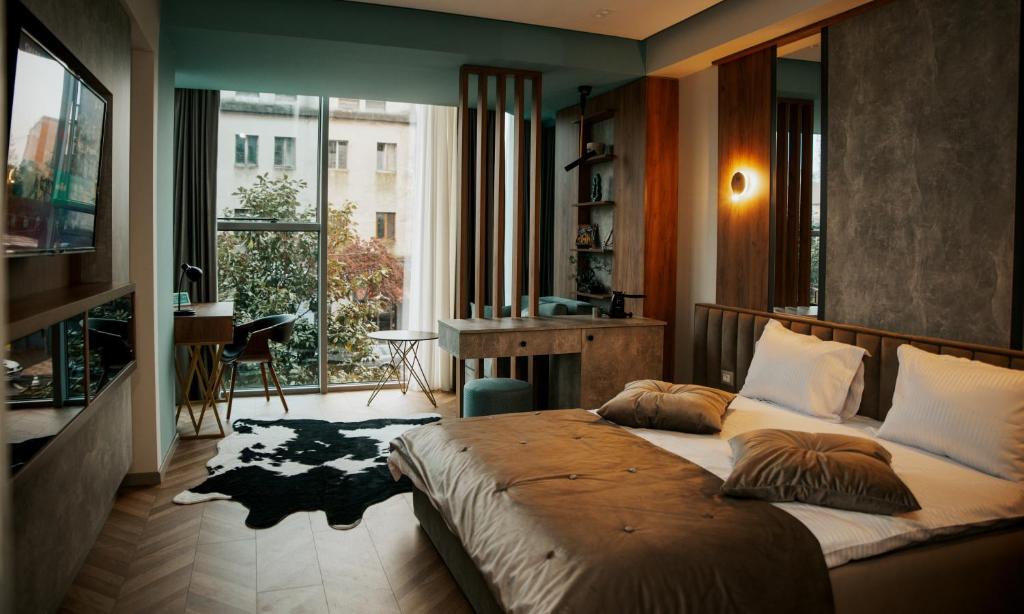 斯库台Centropolis Apartments的一间卧室设有一张大床和一个大窗户