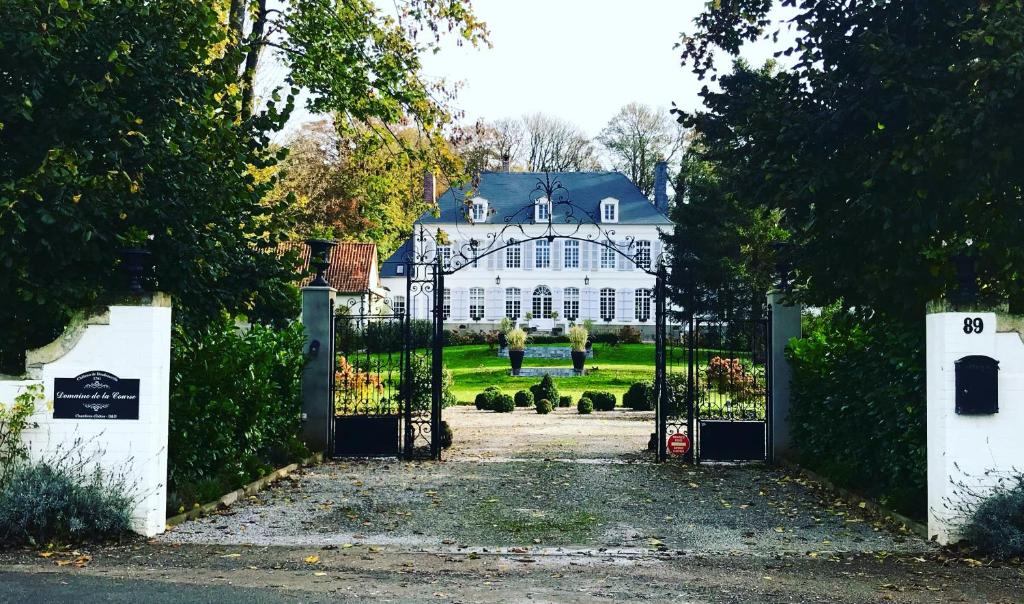 DoudeauvilleDomaine de la Course的带有门的白色房子的入口