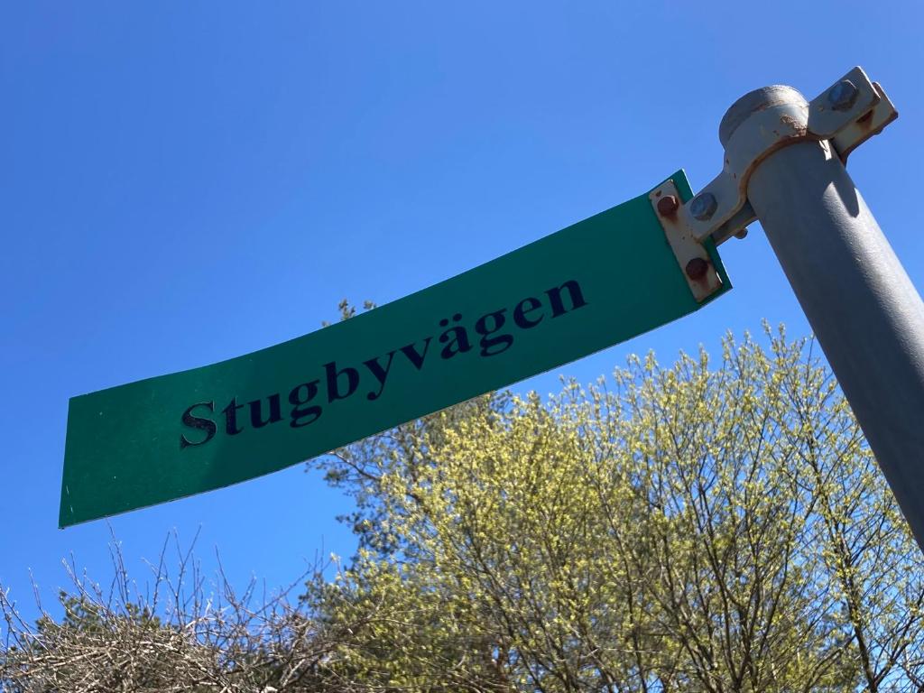 HavdhemNissevikens Stugby的 ⁇ 顶上的绿色街道标志
