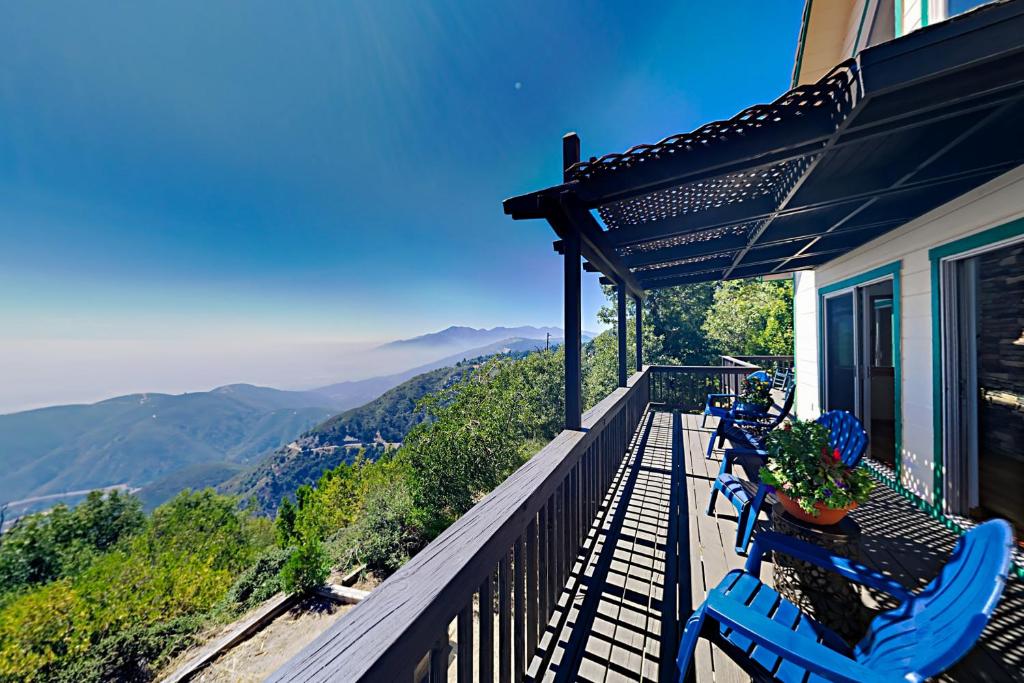CrestlineMillion Dollar Mountain View的阳台配有蓝色椅子,享有山景。
