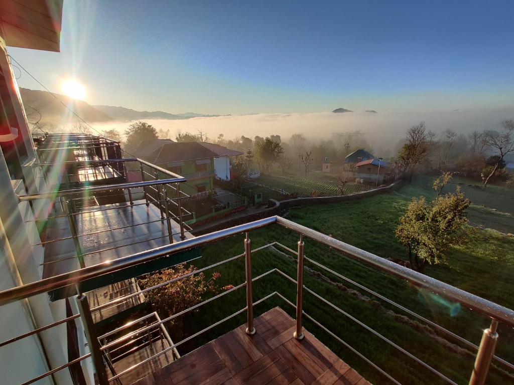 比尔瓦Hotel Sagarmatha的阳台享有一个雾庭院的景色