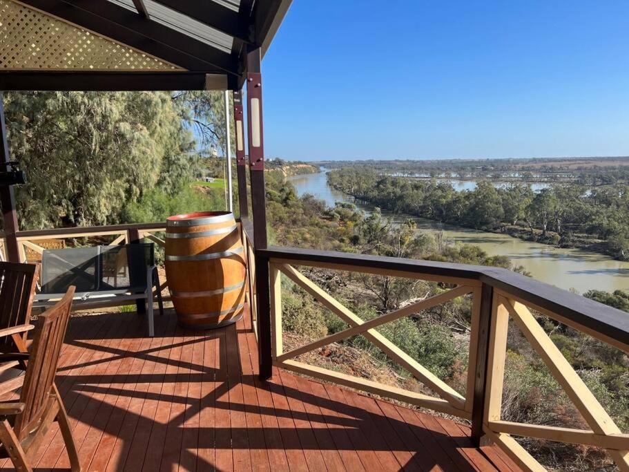 WaikerieRiverview BnB的享有河流和桶景的阳台